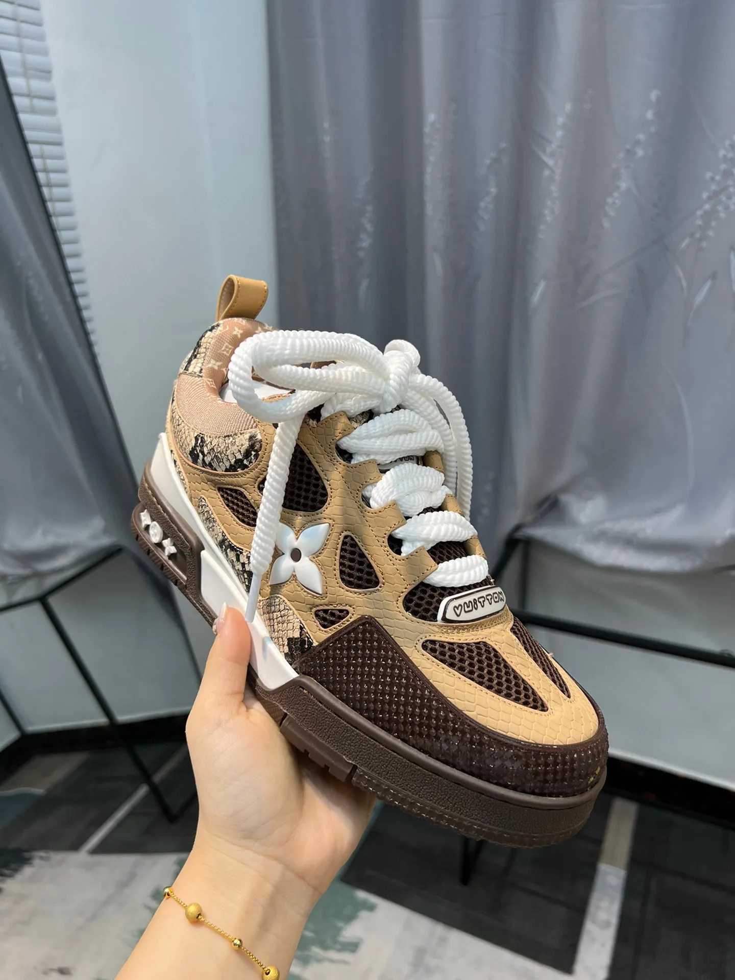 Men's men's shoes💰800 LV top version new style purchasing quality LV~Louis Vuitton LV TRAINER's best-looking sneakers, donkey brand strongly promotes new products, official website limited edition retro basketball sneakers! Both high-top and low-top models spent money to purchase 1:1 accurate reproductions of the originals. The details are invincible and full of sincerity. The imported custom-made original cowhide leather is the same as the original package. The details are 100% restored. The private model customizes the original one-piece TPU outsole. It is different from other brands. Without the original version, this effect cannot be achieved!                Men's and women's models 35-40 39-45 (46 is custom-made and cannot be returned or exchanged)